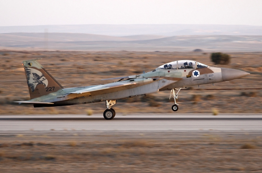 Toàn bộ hệ thống phần mềm của F-15I cũng được Israel viết lại, theo đó hệ thống phần mềm này được cho là giúp F-15I hoạt động tốt hơn so với hệ thống phần mềm điều khiển và chiến đấu cũ được Mỹ phát triển và cài đặt cho các phiên bản F-15E. Nguồn ảnh: Israeli.