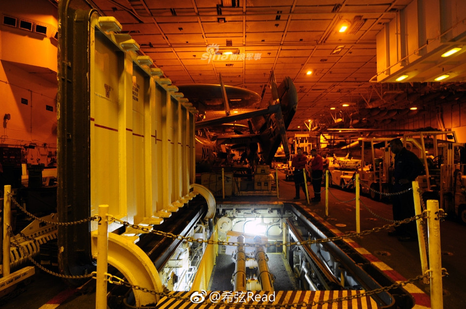 Cũng có nhiều thang máy đưa vũ khí tới khoang máy bay để lắp đặt, đảm bảo máy bay có sẵn vũ khí và sẵn sàng cất cánh ngay khi lên boong của tàu sân bay. Nguồn ảnh: Sina.