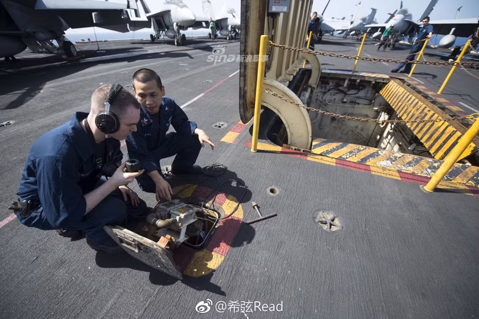 Toàn bộ nắp thang máy và cả hệ thống điều khiển của nó đều được thiết kế để có thể giấu đi một cách dễ dàng trên sàn tàu. Nguồn ảnh: Sina.