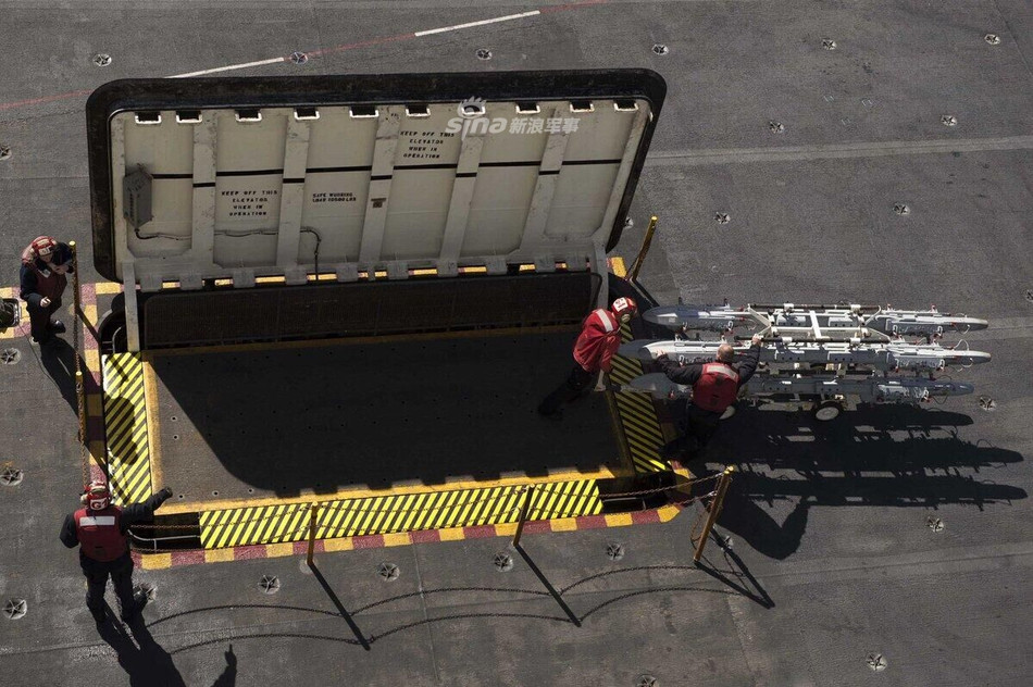 Các tàu sân bay hiện nay đều được thiết kế thang máy nâng vũ khí riêng với thang máy nâng máy bay và được sử dụng để đưa vũ khí thẳng từ kho chứa lên sàn tàu. Nguồn ảnh: Sina.