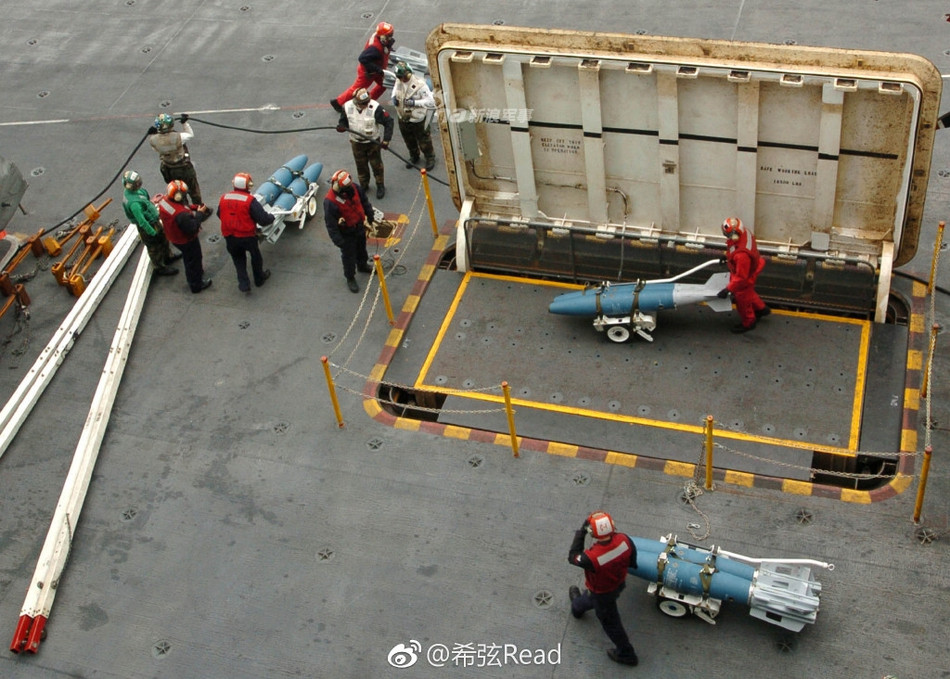 Điều này khiến công việc vận chuyển vũ khí từ kho chứa lên sàn tàu diễn ra dễ dàng hơn nhiều. Nguồn ảnh: Sina.