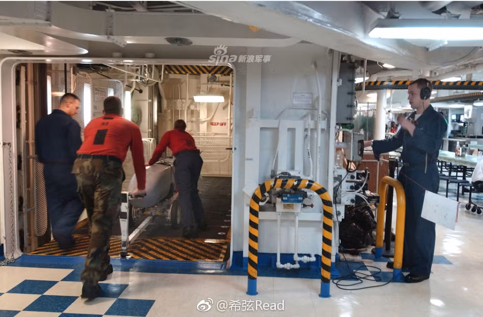 Bên dưới kho vũ khí là hệ thống thang máy lên xuống liên tục được điều khiển bởi một sĩ quan trực khoang. Nguồn ảnh: Sina.