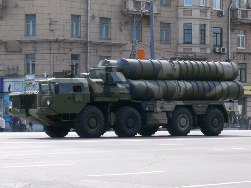 Tính tới thời điểm tháng 10/2018, Nga đã chuyển giao cho Syria ít nhất một hệ thống tên lửa S-300PMU2 "thiếu" (với 4 bệ phóng, các xe radar cùng khí tài bảo đảm chiến đấu). Dự kiến, tương lai gần Moscow có thể bàn giao 2-8 tổ hợp S-300PMU2 đảm bảo "khóa chặt" không phận Syria. Nguồn ảnh: Southfront.
