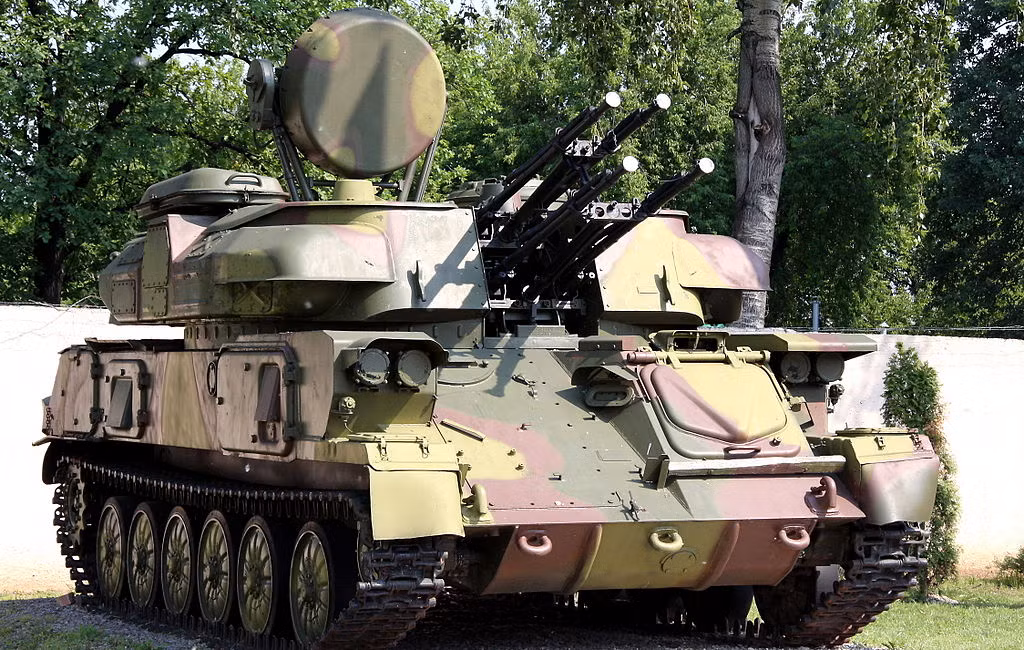 Ngoài ra còn có các tổ hợp phòng không tự hành bao gồm ZSU-23-4 Shilka. Hiện tại trong biên chế quân đội Syria được cho là đang có tới 400 tổ hợp loại này. Đây là tổ hợp tự hành có tới 4 nòng pháo 23mm. Nguồn ảnh: Southfront.