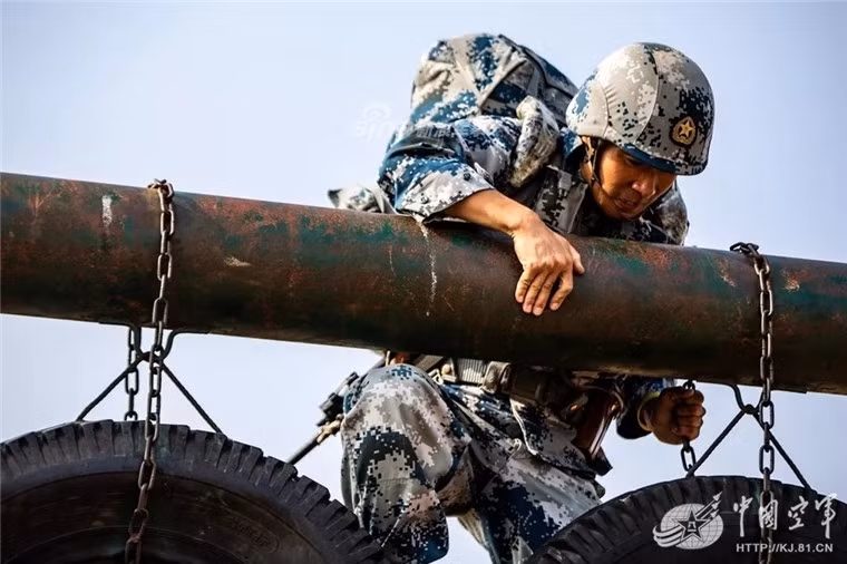 Những chướng ngại vật được dựng lên để làm khó các trinh sát giỏi nhất của Trung Quốc. Nguồn ảnh: Sina.