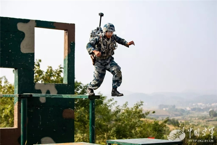 Dũng cảm vượt chướng ngại vật. Nguồn ảnh: Sina.