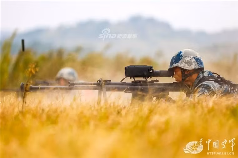 Súng bắn tỉa cỡ nòng 12,7mm M99 của đặc nhiệm trinh sát dù Trung Quốc. Nguồn ảnh: Sina.