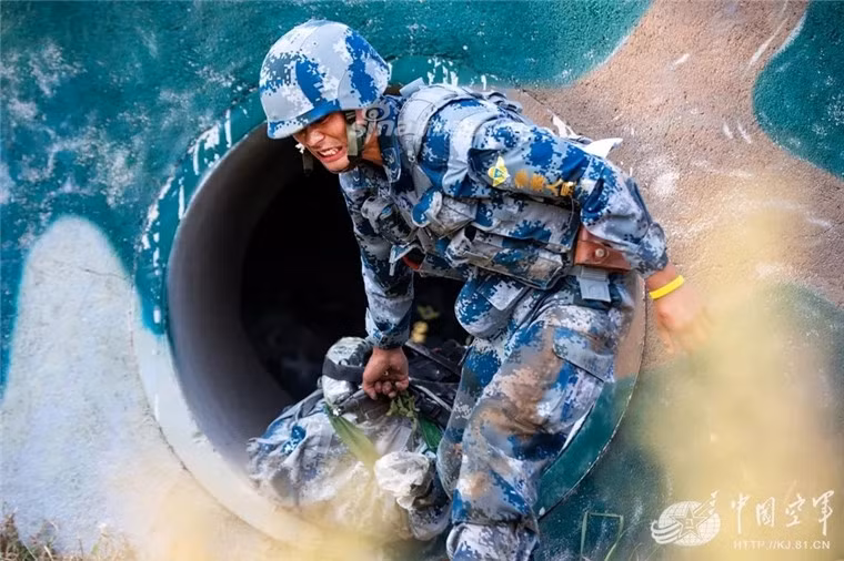 Những chướng ngại vật được dựng lên để làm nản nòng hơn 100 trinh sát đường không giỏi nhất của Trung Quốc. Nguồn ảnh: Sina.