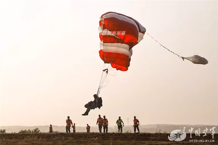 Nhiều lính trinh sát nhảy dù của Trung Quốc thậm chí còn sử dụng dù thể thao để thực hiện được pha tiếp đất đúng ý. Nguồn ảnh: Sina.
