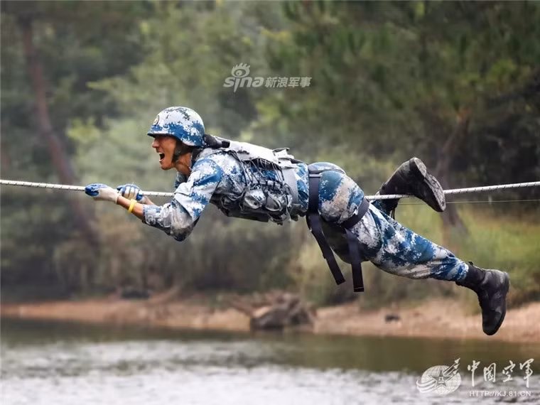 Đặc nhiệm dù Trung Quốc vượt sông. Nguồn ảnh: Sina.