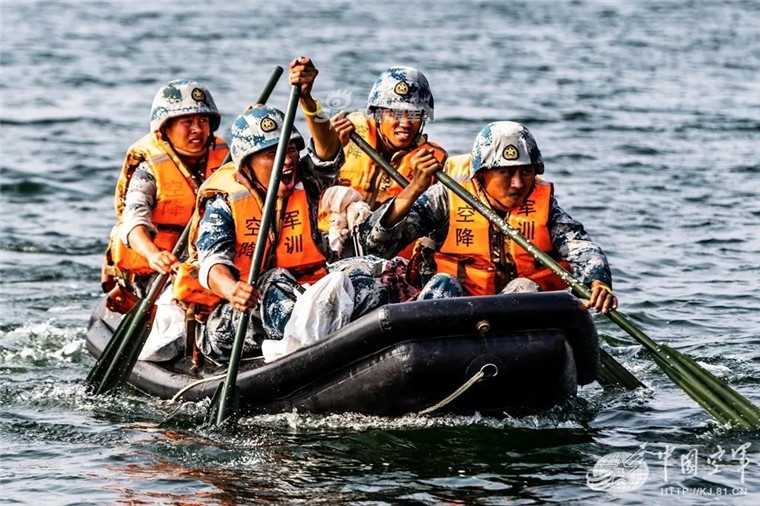 Trinh sát dù Trung Quốc vượt sông. Nguồn ảnh: Sina.