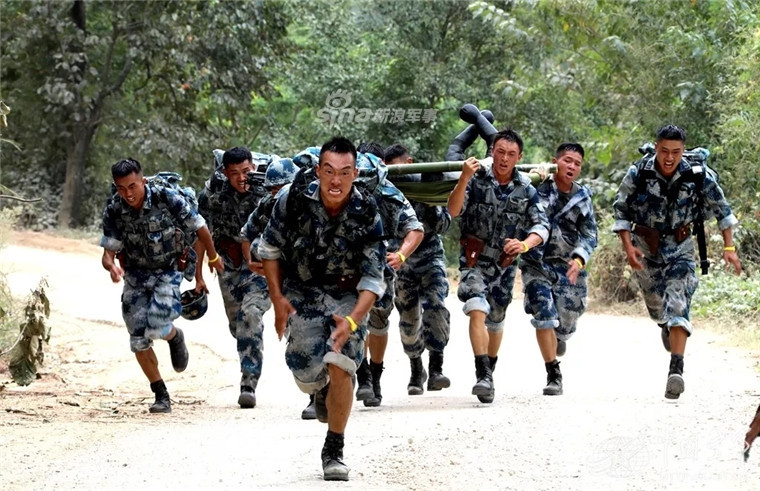 Lính trinh sát Trung Quốc vượt núi với trang thiết bị hạng nặng. Nguồn ảnh: Sina.