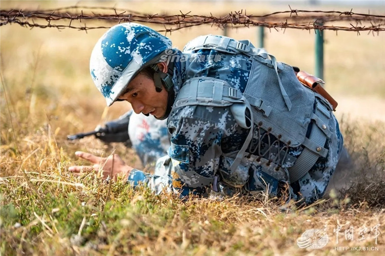 Tư thế trườn qua dây thép gai khá khác lạ của binh lính Trung Quốc. Nguồn ảnh: Sina.