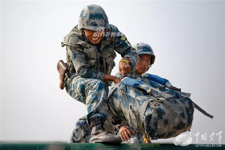 Mang trang bị hàng chục km vượt chướng ngại vật. Nguồn ảnh: Sina.