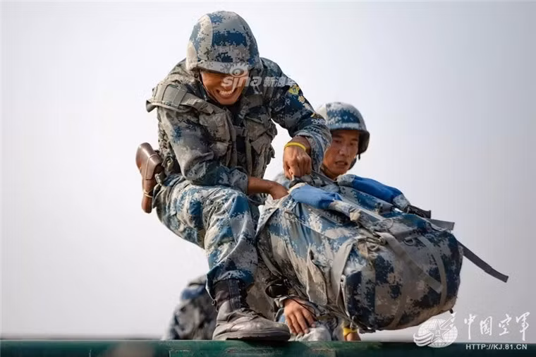 Mang trang bị hàng chục km vượt chướng ngại vật. Nguồn ảnh: Sina.