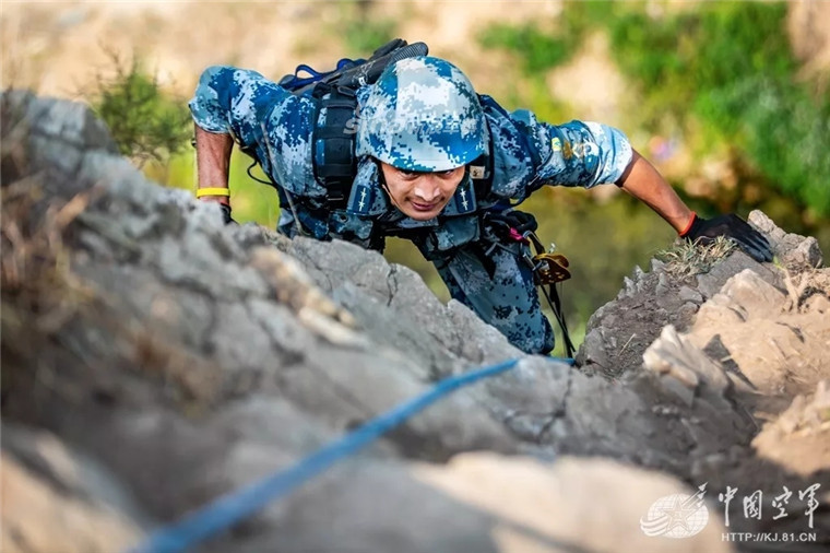 Kỹ năng leo núi của trinh sát dù Trung Quốc. Nguồn ảnh: Sina.