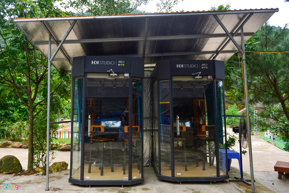 Những phòng hát karaoke mini hiện đại được bố trí rải rác.