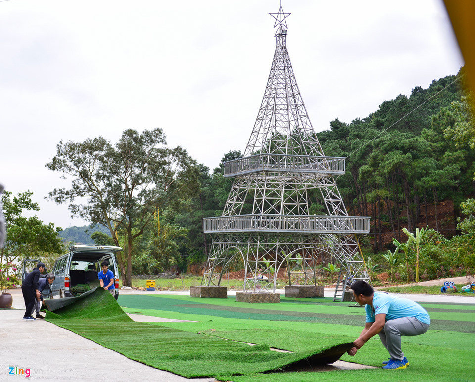 Sân bê tông bên trong khu du lịch có diện tích lớn, sức chứa lên đến cả nghìn người.