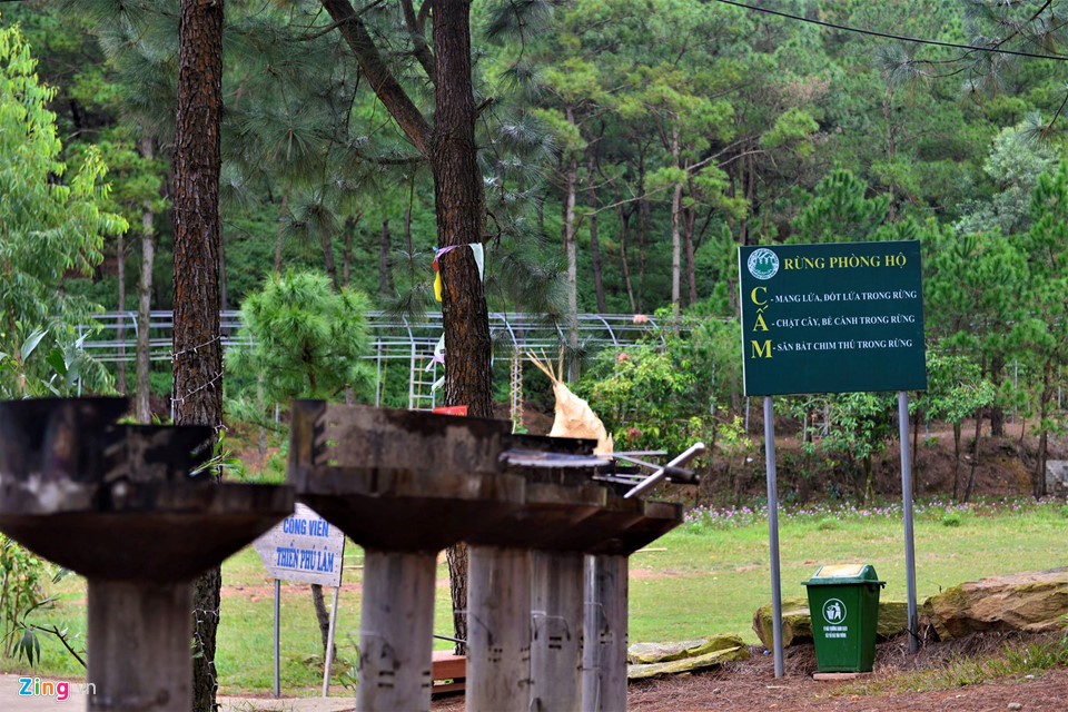 Trên đường vào khu du lịch, tấm biển rừng phòng hộ vẫn còn mới, được cắm bên lề. Trong khi đó, phía dưới chân tấm biển là những chiếc bếp nướng được chuẩn bị sẵn. Những hoạt động nướng thịt, đốt lửa trại trong rừng phòng hộ tiềm ẩn nhiều nguy cơ gây hỏa hoạn.