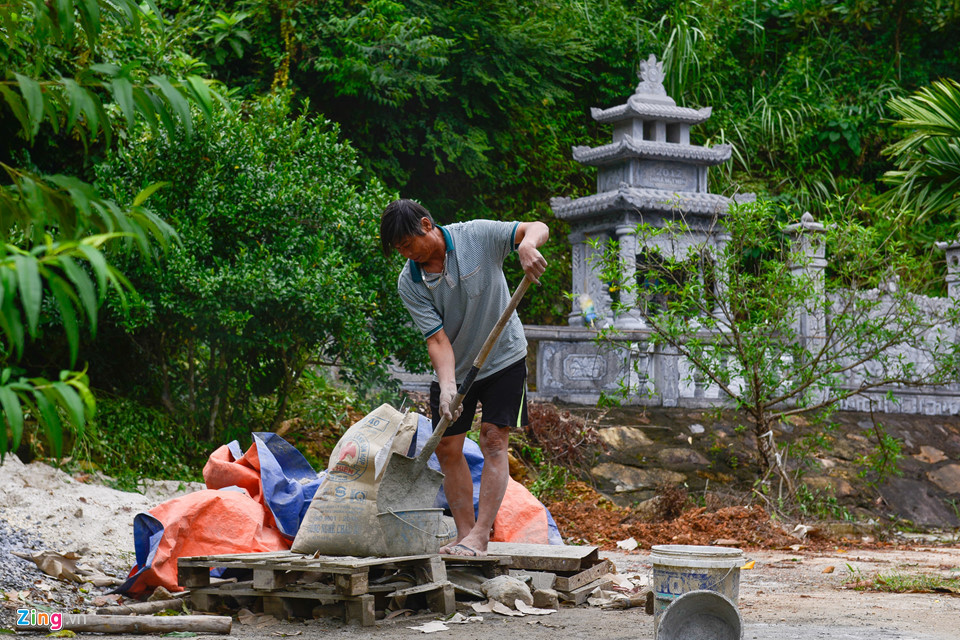 Công nhân xây dựng và nhiều người làm vườn đang hoàn tất một số hạng mục.