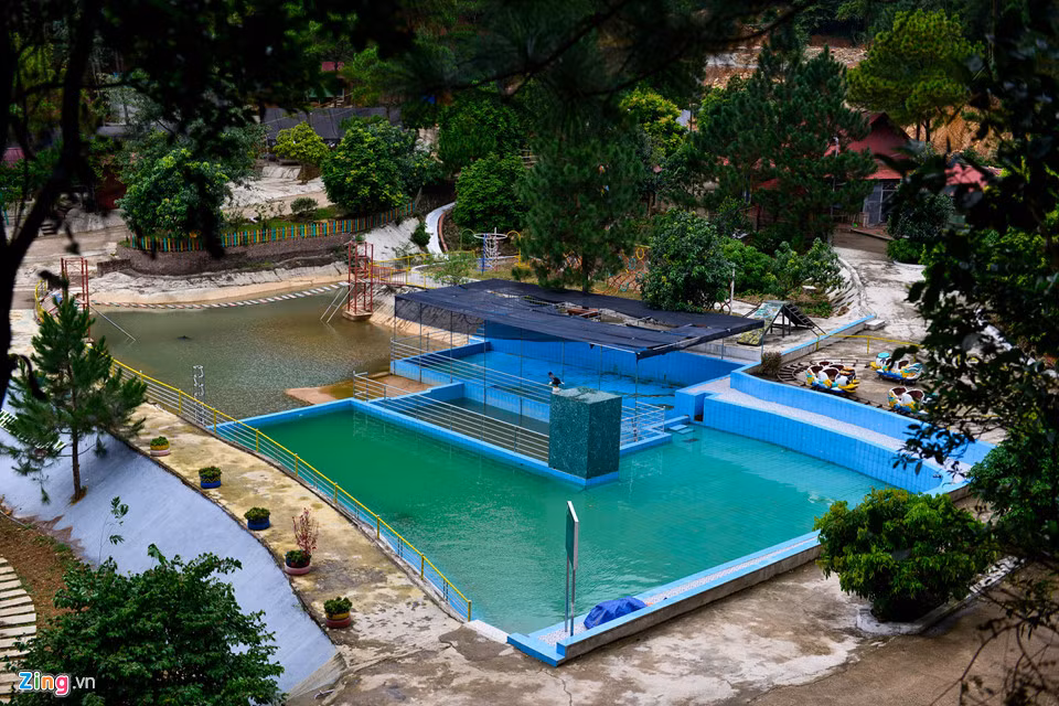 Khu sinh thái Thiên Phú Lâm có khuôn viên rộng hoảng 3 ha với đường bê tông, nhiều công trình kiên cố, ao đào, bể bơi, nhà tạm và nhiều tiểu cảnh...