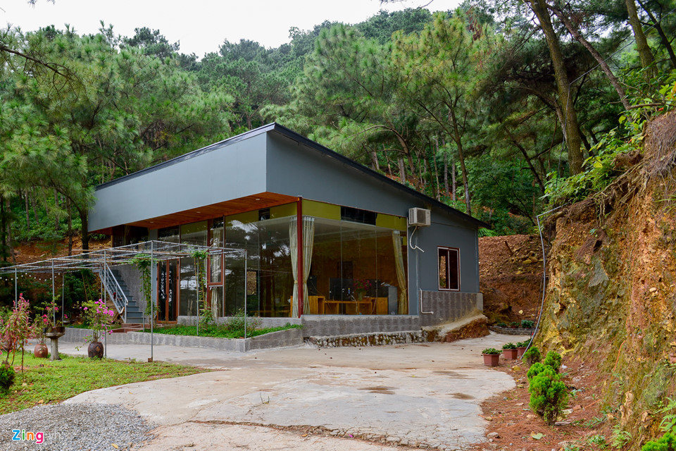 Sâu bên trong, những căn nhà kiên cố với bê tông, cửa kính, đủ tiện nghi được dựng lên phục vụ khách du lịch.