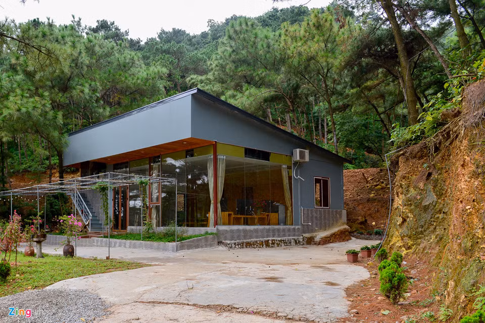 Sâu bên trong, những căn nhà kiên cố với bê tông, cửa kính, đủ tiện nghi được dựng lên phục vụ khách du lịch.