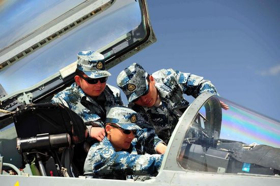 Trong trường hợp của chiếc chiến đấu cơ F-16 của Bỉ xảy ra tai nạn hôm vừa rồi, có thể thấy các nhân viên kỹ thuật mặt đất của Không quân Bỉ đã không tuân thủ quy trình, không tháo toàn bộ vũ khí ra khỏi máy bay trong sau khi máy bay hạ cánh và thậm chí còn... chĩa mũi máy bay vào nhau dẫn tới việc làm thiệt hại lớn xảy ra sau khi chiến đấu cơ F-16 cướp cò. Nguồn ảnh: Sina.