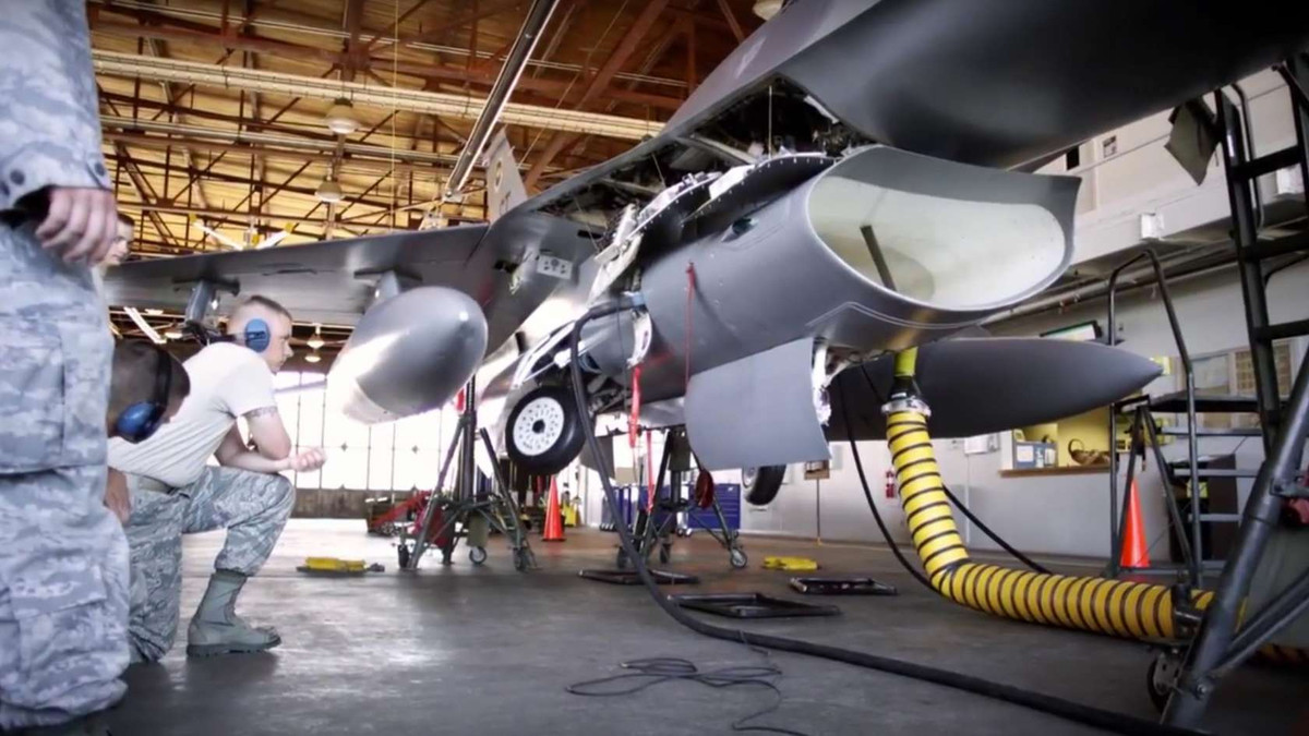 Phần lớn chiến đấu cơ đều sử dụng pháo hoặc súng lên đạn bằng điện chứ không phải loại trích khí khoá nòng. Vậy nên sau khi ngắt điện, có thể chắc chắn hệ thống hoả lực này sẽ không thể hoạt động được khi đã bị ngắt điện. Nguồn ảnh: Maintain.