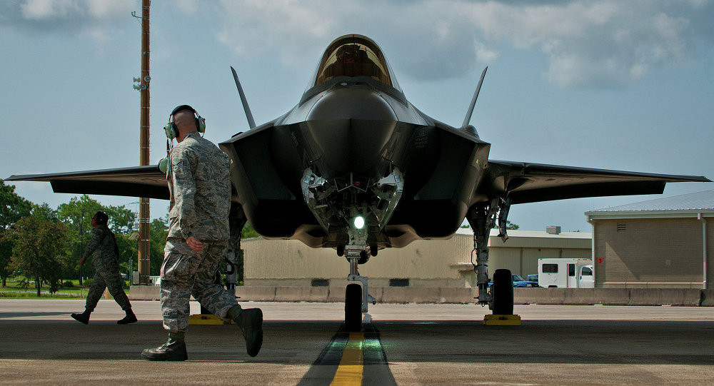 Với những loại tiêm kích mang theo vũ khí hạng nặng như tên lửa dẫn đường hay bom, sẽ có một bộ phận chuyên trách chịu trách nhiệm khoá chốt an toàn và tháo vũ khí ra khỏi máy bay, kiểm tra và mang về kho chứa. Điều tương tự cũng được thực hiện với đạn pháo trong máy bay. Nguồn ảnh: F-35.
