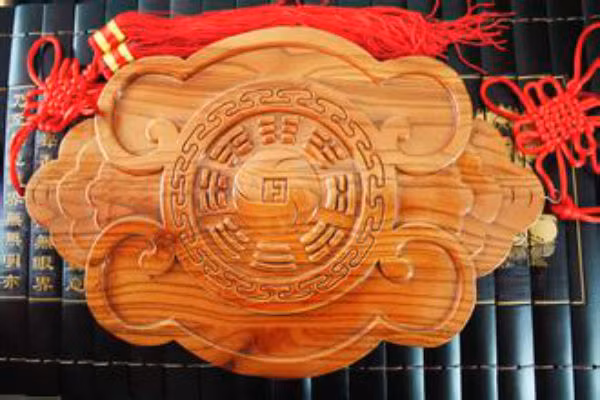 Bạn nên đặt một tấm “thất tinh bình an trấn” sẽ giúp tàng phong tụ khí.