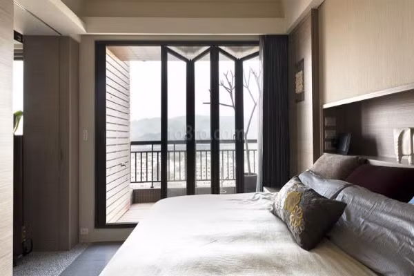 Phong thủy của ban công rất dễ tạo thành góc khuyết của phòng ngủ, vì thế khó giúp cho gia chủ vượng vận. Kết cấu của ban công nếu vuông vức thì hãy cải tạo thành phòng ngủ còn không thì không nên.