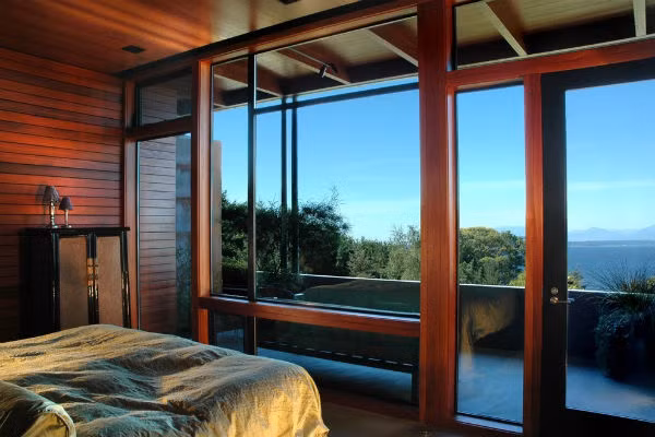 Bởi vì ban công vốn để nạp khí, nếu phải cải tạo ban công thành phòng ngủ điều có lợi duy nhất là sẽ nạp được Dương khí. Nếu phòng ngủ có Dương khí sẽ tránh được sự ảnh hưởng của Âm khí, sẽ có tác dụng vượng khí trong phòng ngủ.