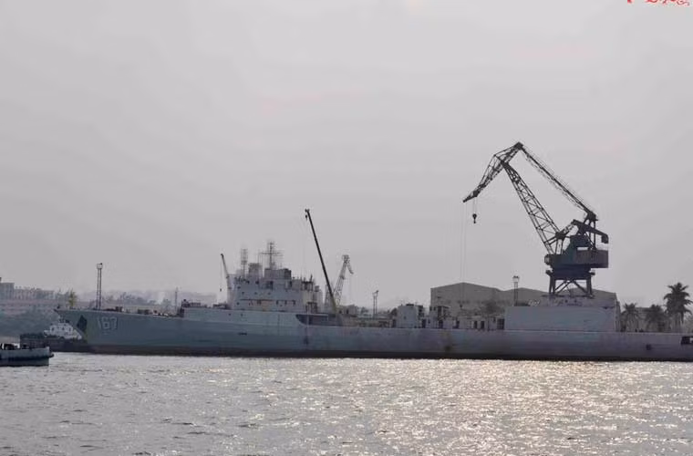 Trong năm 2015, dân mạng Trung Quốc bất ngờ đăng tải các hình ảnh tàn tạ chiếc tàu chiến lớn nhất một thời của Hải quân Trung Quốc. Gần như toàn bộ hệ thống radar, vũ khí trên tàu bị tháo bỏ.