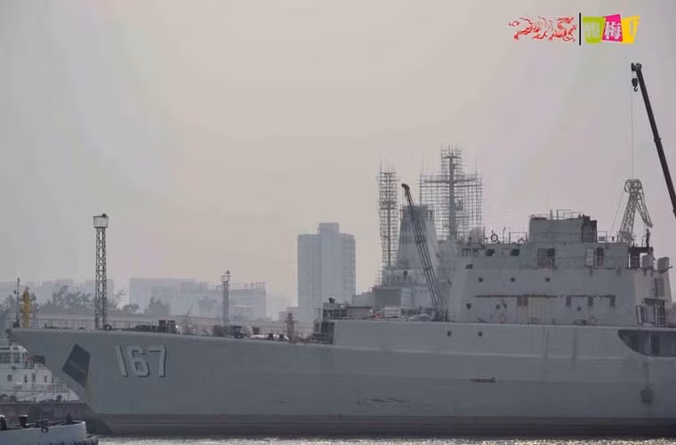 Đó là chưa kể, màu sơn trên thân tàu bị phai nhạt rất nhiều, rỉ sát xuất hiện khắp nơi cho thấy rằng, có vẻ như nó bị bỏ không trong thời gian dài.