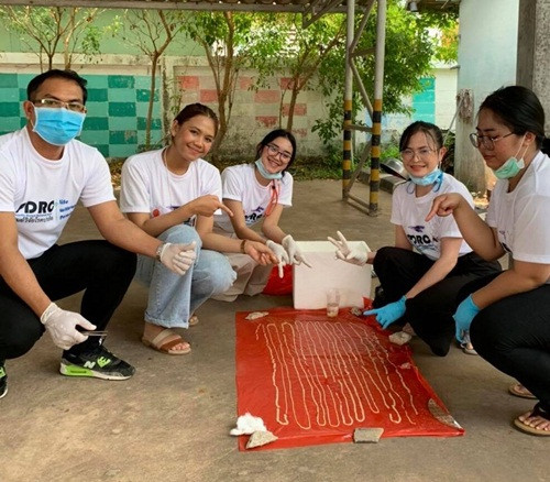 Mon an khung khiep khien nguoi dan ong “nuoi” san day dai 18m trong co the