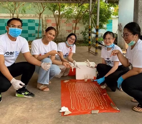 Mon an khung khiep khien nguoi dan ong “nuoi” san day dai 18m trong co the