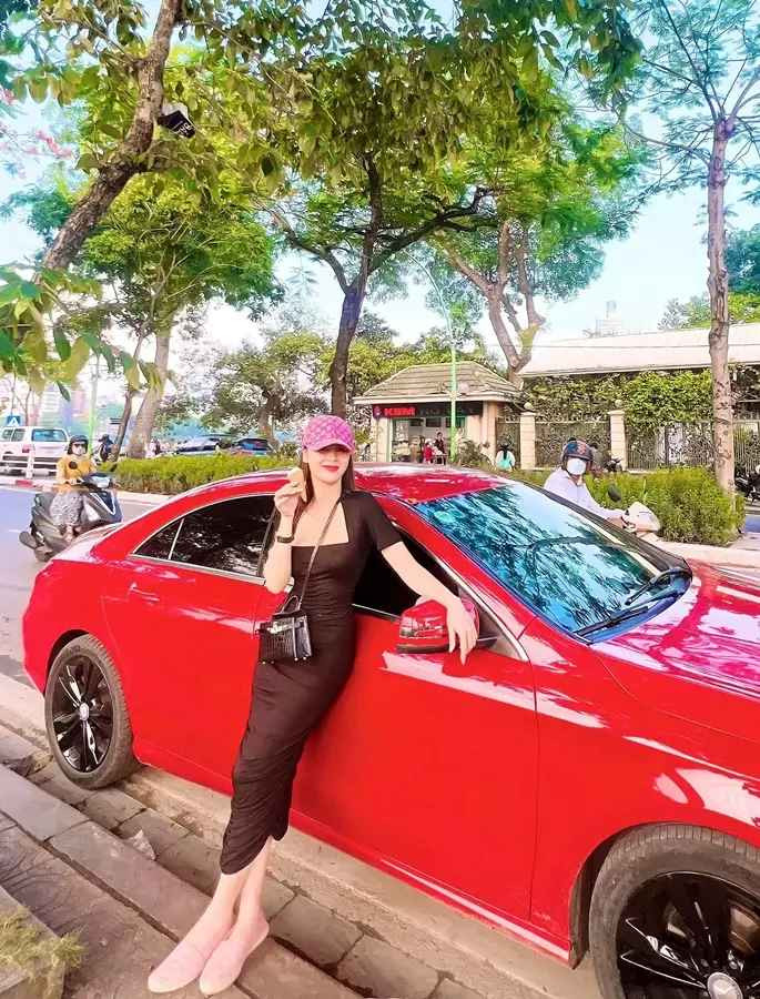 Hầu như mọi người đều mong muốn bức hình của mình thật hoàn hảo trước khi chia sẻ lên mạng xã hội, vậy nên việc sử dụng các phần mềm làm đẹp để chỉnh ảnh đã không còn quá xa lạ. Thậm chí, nhiều mỹ nhân vốn nổi tiếng xinh đẹp của Vbiz vẫn nhờ cậy đến photoshop như một công cụ thần thánh để nâng cấp nhan sắc. Tuy nhiên, trong nhiều trường hợp vì lạm dụng các phần mềm chỉnh ảnh quá đà nên các sao Việt phải chịu cảnh bị cư dân mạng bóc mẽ đến "muối mặt".