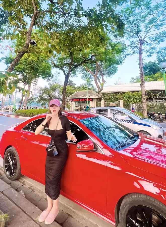 Luong Thu Trang bi boc me chinh anh lo den bien dang ca xe