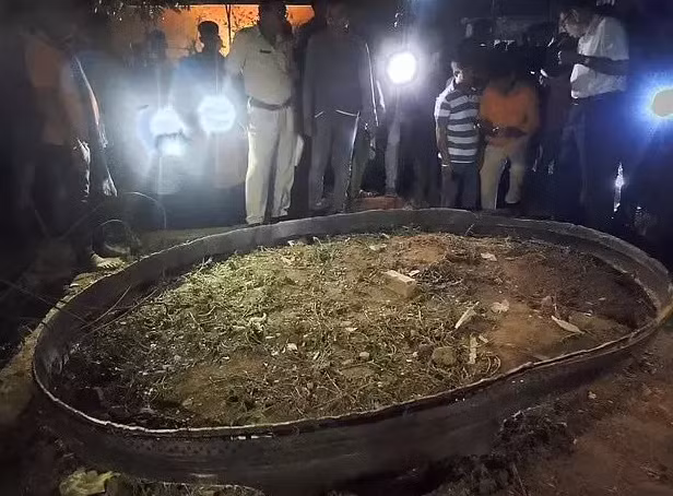 Bầu trời rực sáng, vòng kim loại từ vũ trụ rơi xuống Ấn Độ Bau troi ruc sang, vong kim loai tu vu tru roi xuong An Do