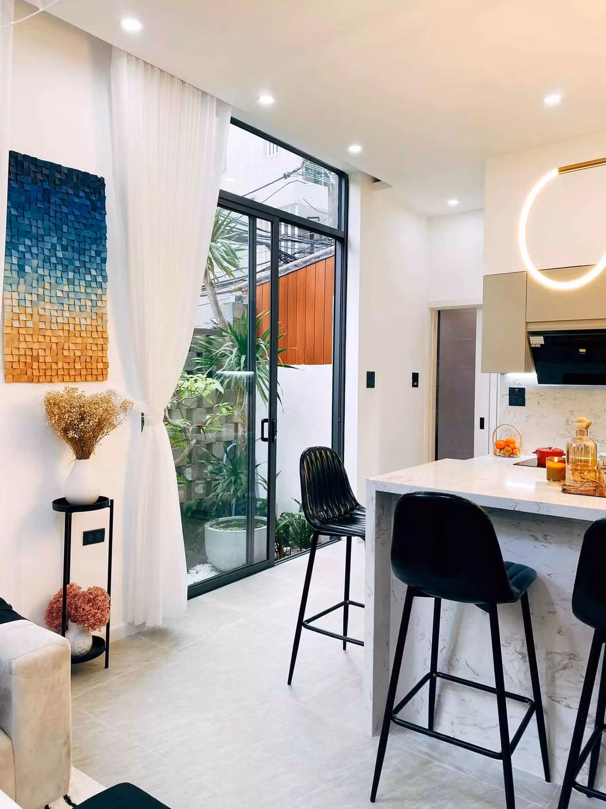 Ngoi nha pho luon trong lanh nho duoc ‘boc’ boi khu vuon nho-Hinh-20