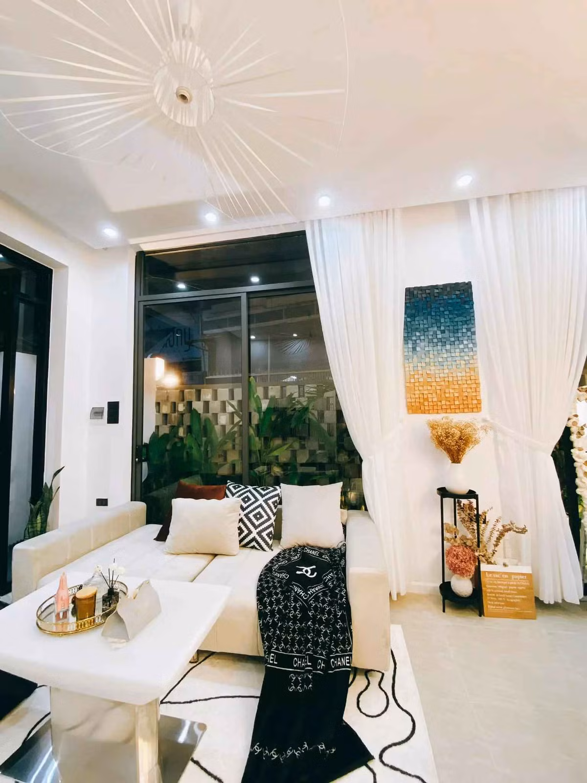 Ngoi nha pho luon trong lanh nho duoc ‘boc’ boi khu vuon nho-Hinh-2