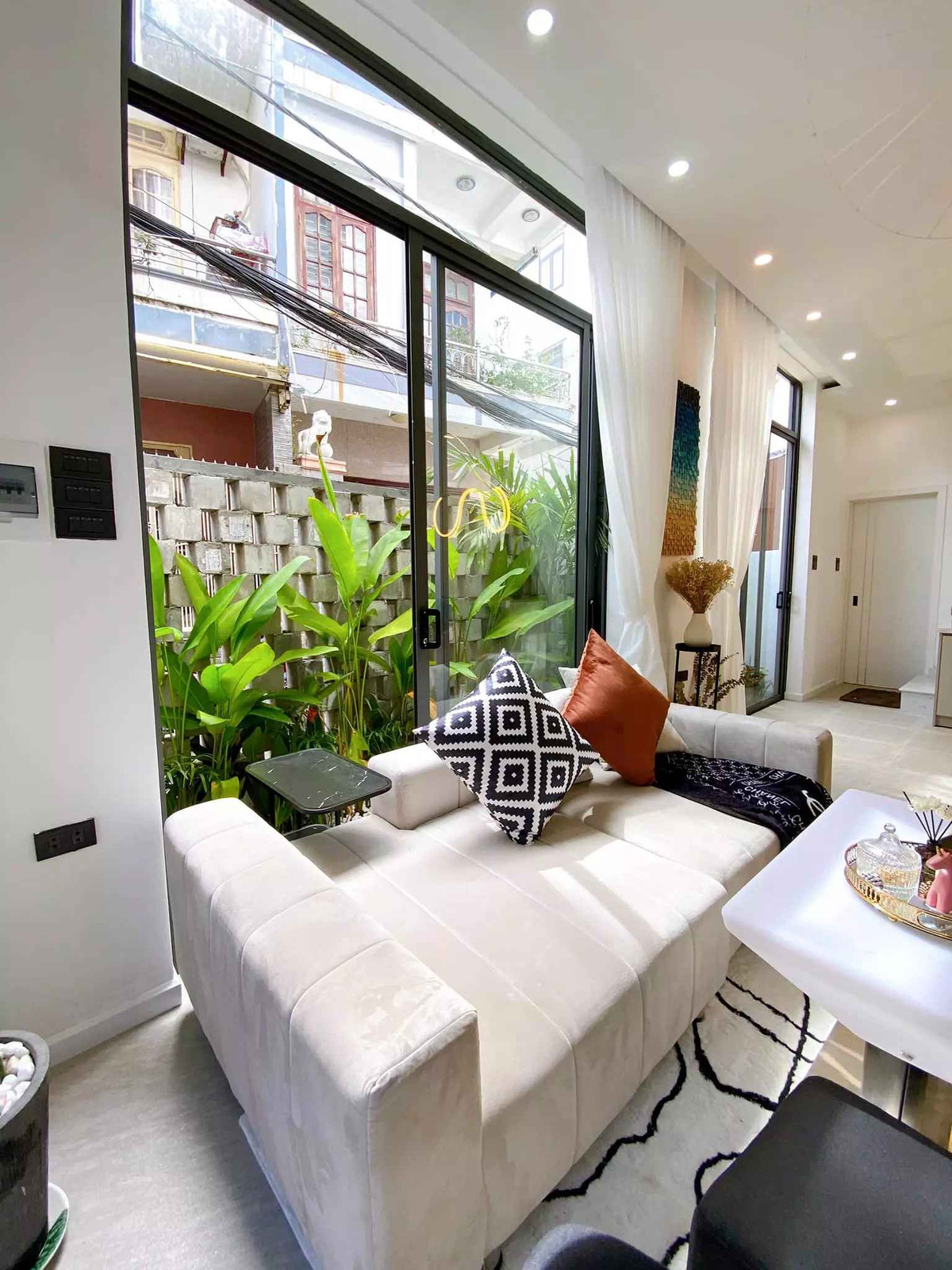 Ngoi nha pho luon trong lanh nho duoc ‘boc’ boi khu vuon nho