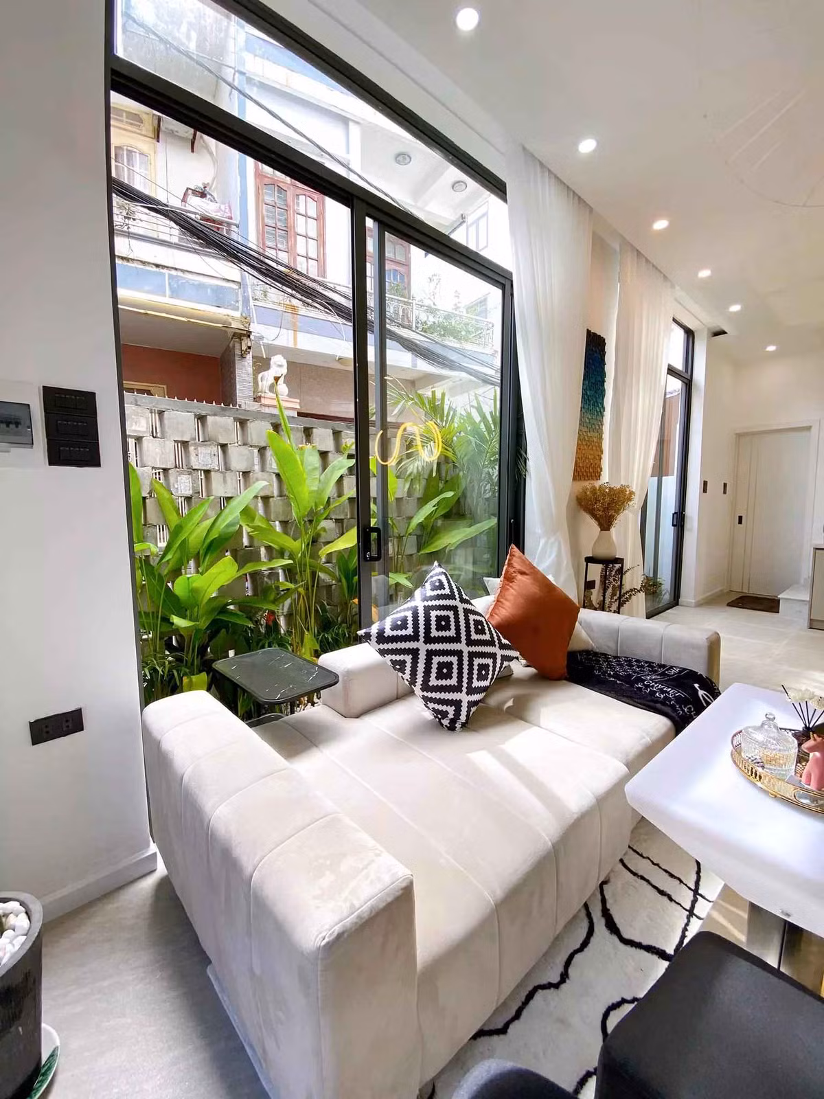 Ngoi nha pho luon trong lanh nho duoc ‘boc’ boi khu vuon nho