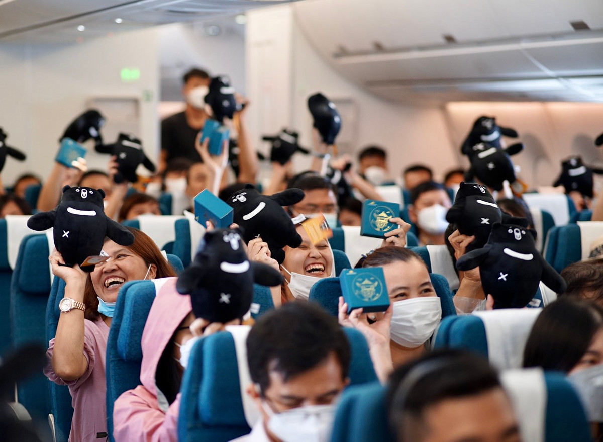 Hanh khach thich thu voi mon qua va thong diep tu 