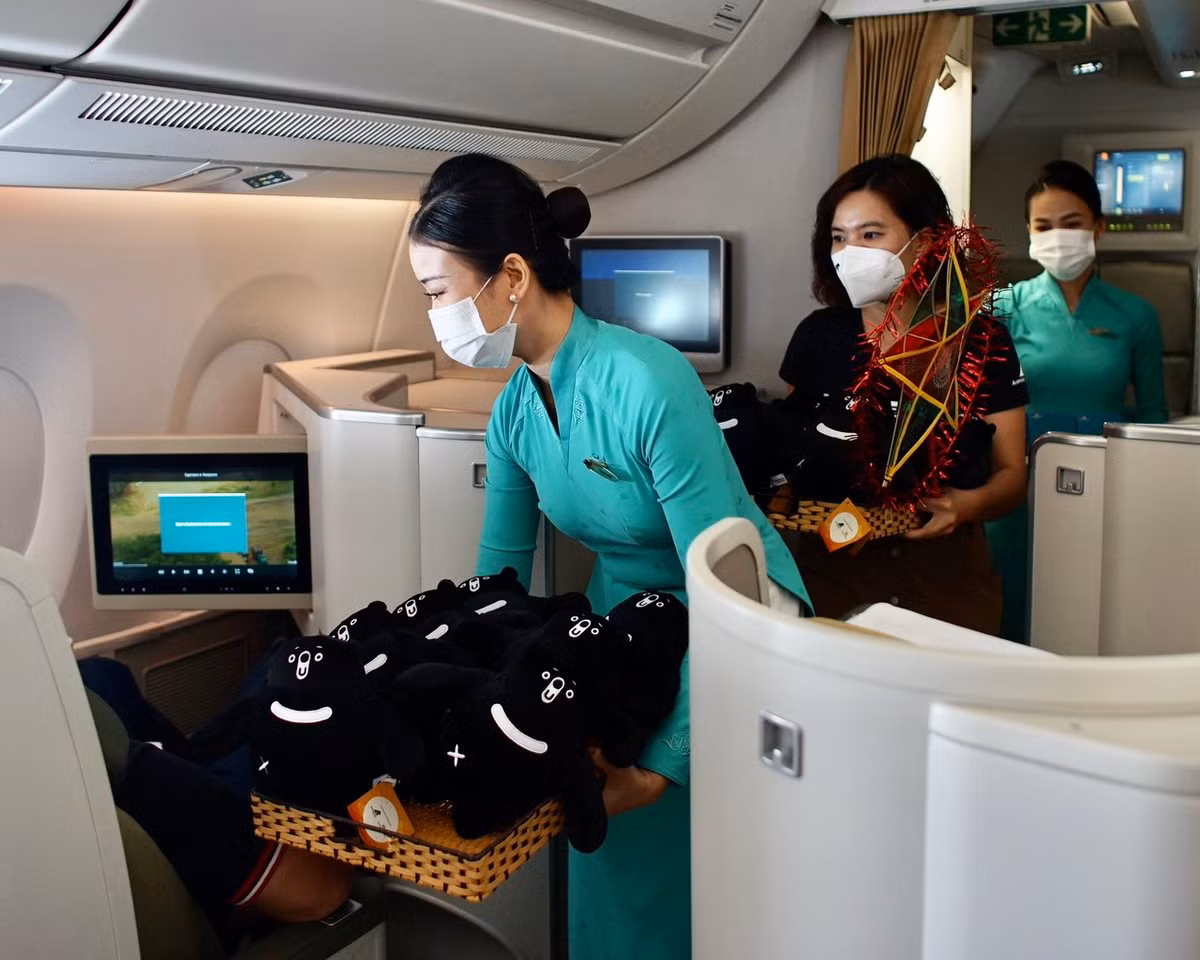 Hanh khach thich thu voi mon qua va thong diep tu 