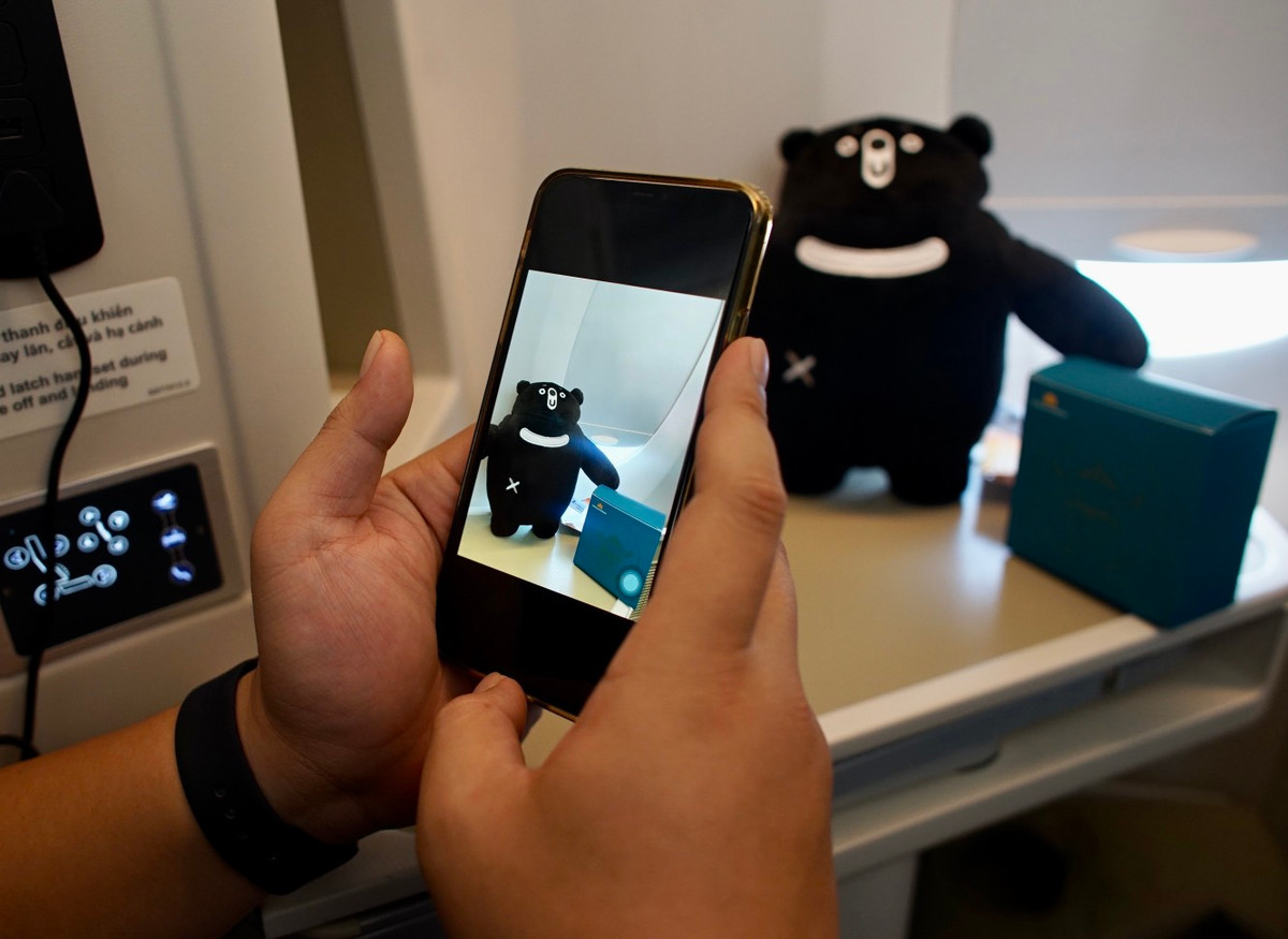 Hanh khach thich thu voi mon qua va thong diep tu 