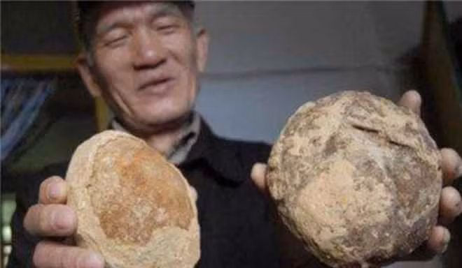 Lão nông đào được viên đá lạ đem bán 2000 đồng 1 viên - Hình 2 Lao nong dao duoc vien da la dem ban 2000 dong 1 vien-Hinh-2