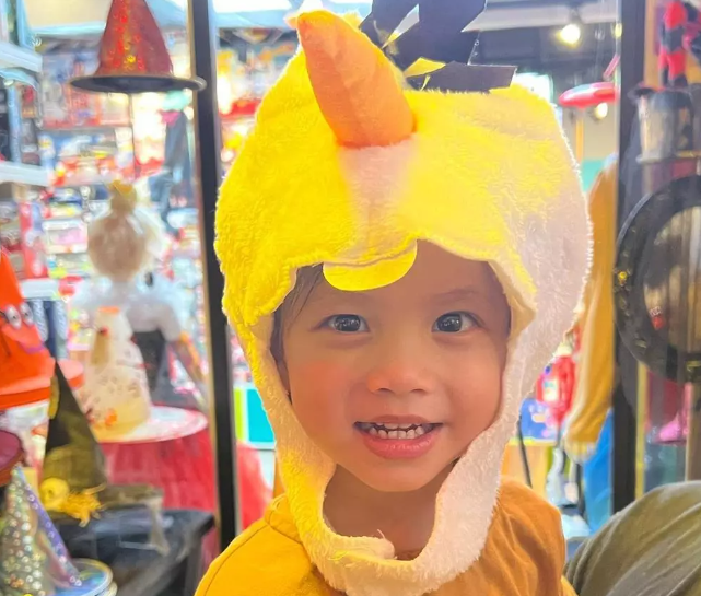 Mới đây trên trang Instagram gần 600K follows của các con, Hồ Ngọc Hà vừa đăng đàn than thở về tiểu công chúa Lisa. Hà Hồ cho biết: "Mẹ bây giờ là không được ý kiến gì nữa rồi. Tất cả là con quyết định. Bà ấy thì trắng quá cơ mà cứ thích cam, vàng, xanh chuối. Đặc biệt thích lấy đồ Leon mặc." Theo lời Hà Hồ, cô con gái gần 2 tuổi giờ đã có "gu" riêng nhưng khiến bà mẹ thời trang cực kỳ đau đầu.