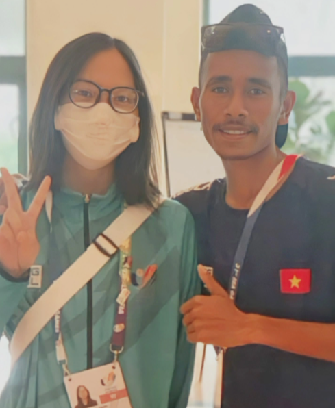 VĐV điền kinh Timor Leste gặp lại cô gái trao lá cờ Tổ quốc VDV dien kinh Timor Leste gap lai co gai trao la co To quoc